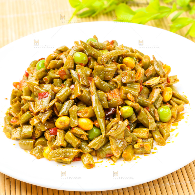 一盘酸豆角放在木底上