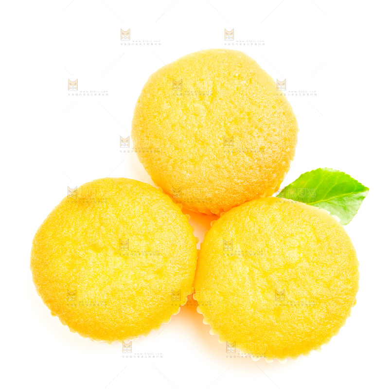 鸡蛋糕放在白底上