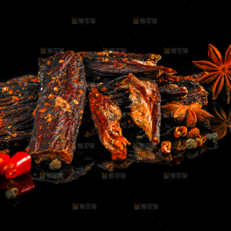黑底上放着手撕牛肉干