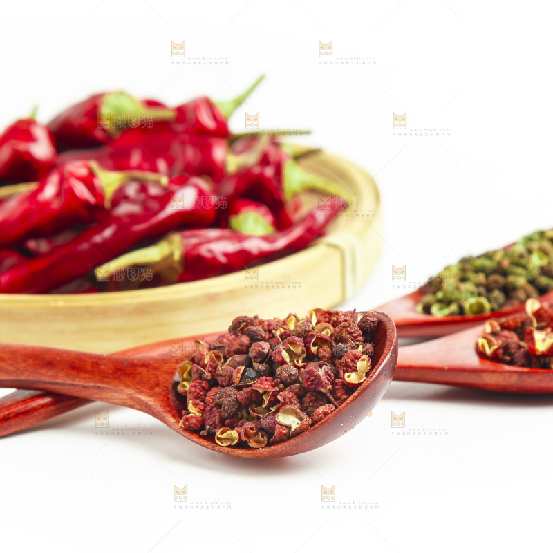 白底上的香料组合