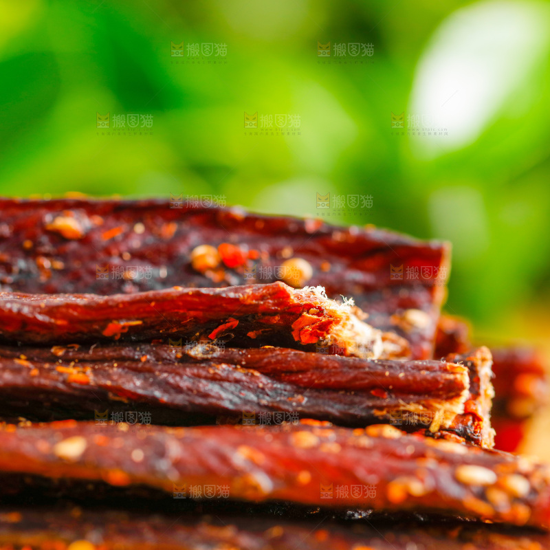 木底上放着内蒙古牛肉干