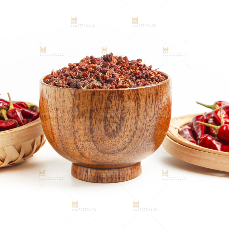 白底上的香料组合