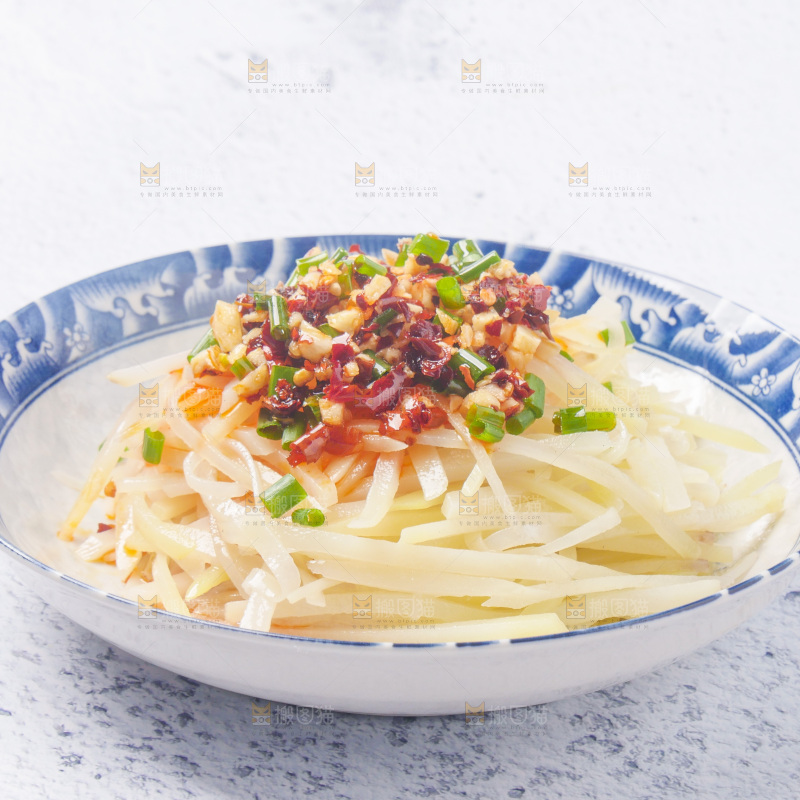 石板上放着一盘凉拌土豆丝
