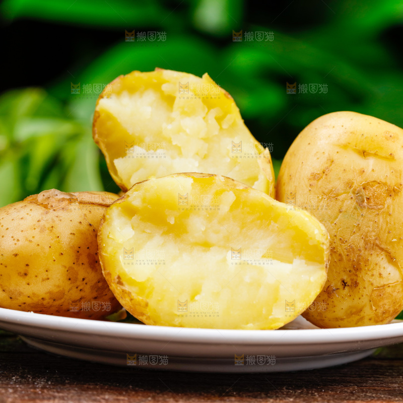 深底上的黄心土豆