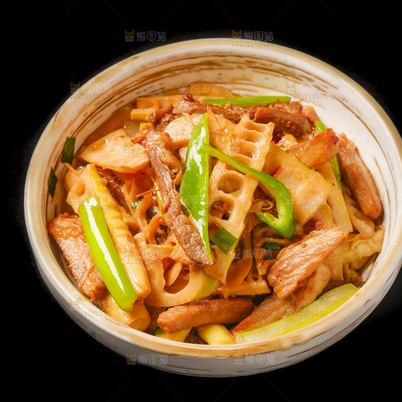 黑底上放着一盘竹笋炒肉