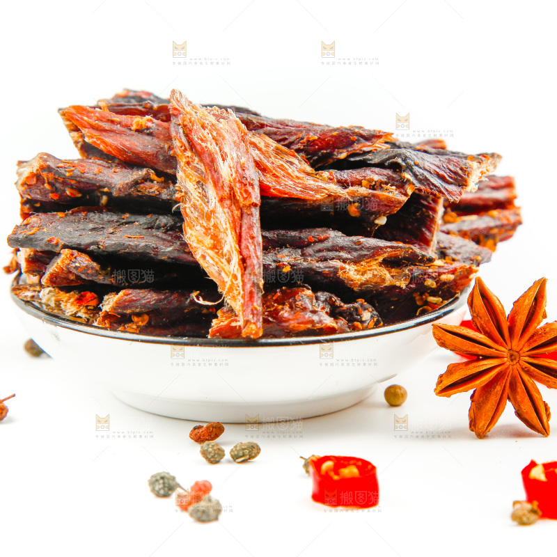 白底上放着一盘内蒙古牛肉干