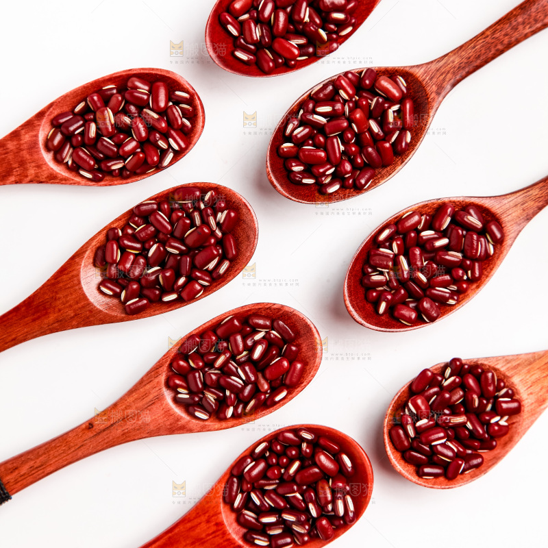 勺子里装着东北赤小豆
