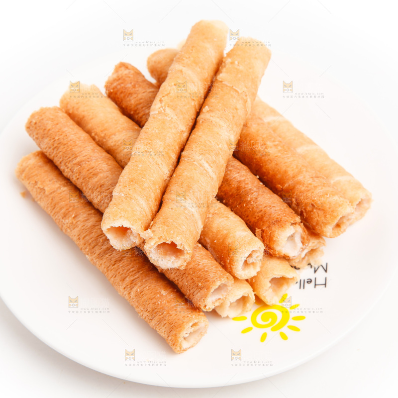 白底上放着鸡蛋卷