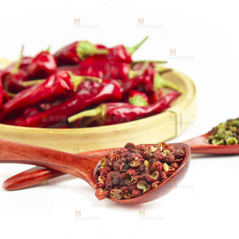 白底上的香料组合