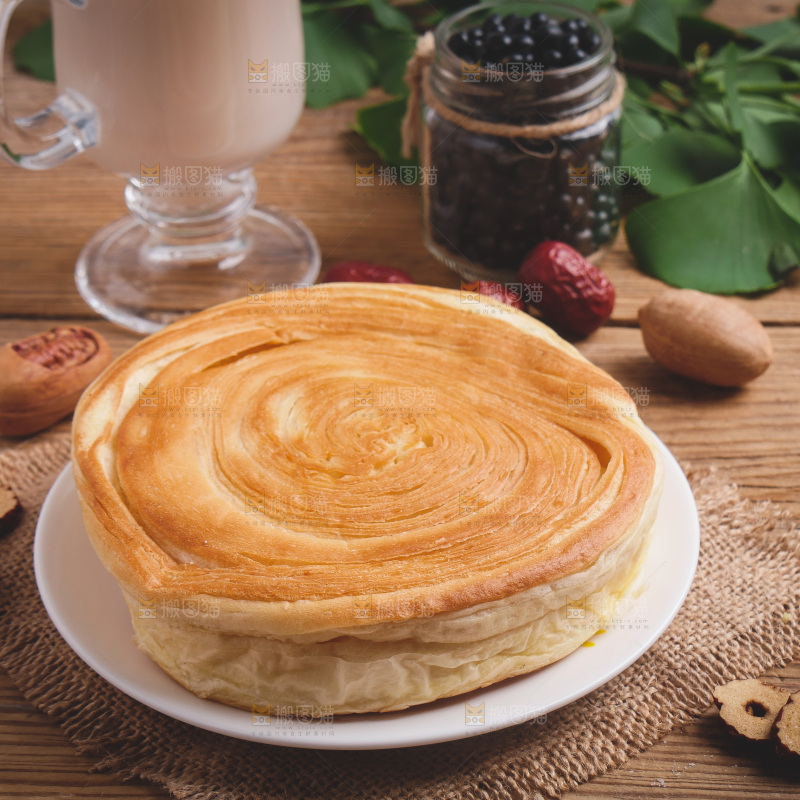 木底上放着一盘手撕面包