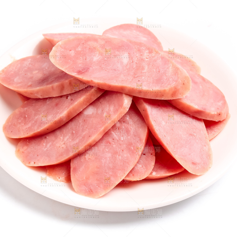 碟子里装着切片的肉肠
