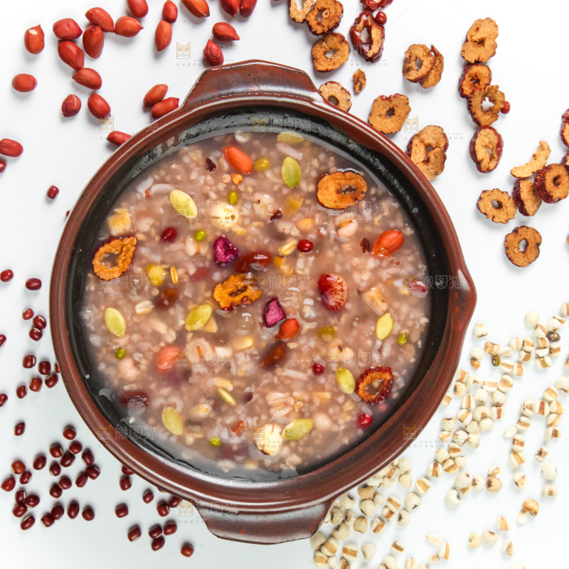 白底上的八宝粥食材和八宝粥