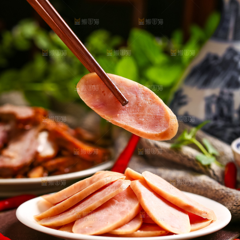 盘子里装着切片的肉肠