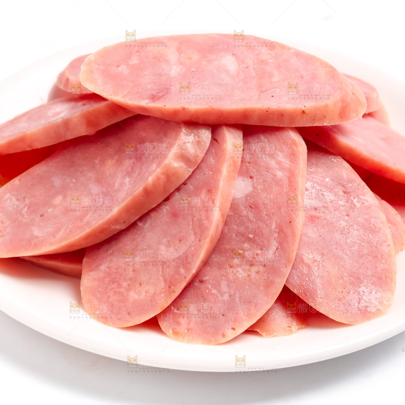 碟子里装着切片的肉肠