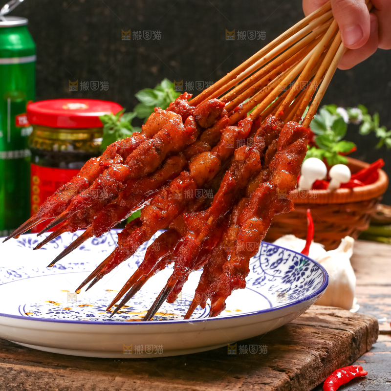 手里拿着一把肉串