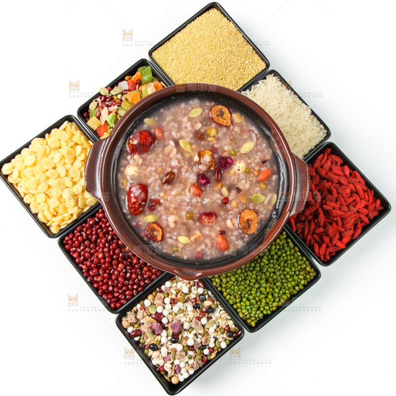 白底上放着十谷粥食材和一碗八宝粥