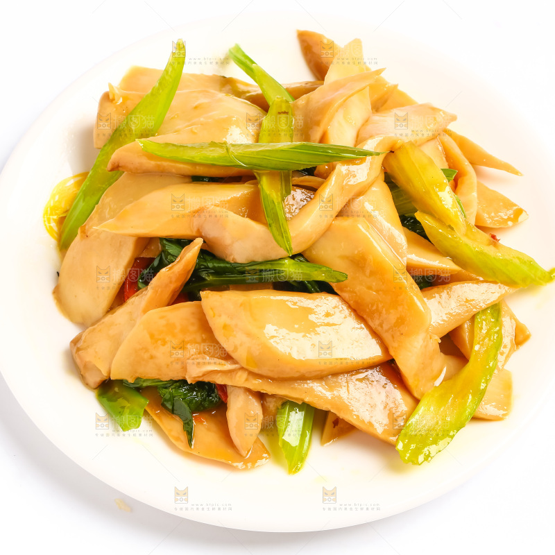 盘子里装着芹菜炒杏鲍菇