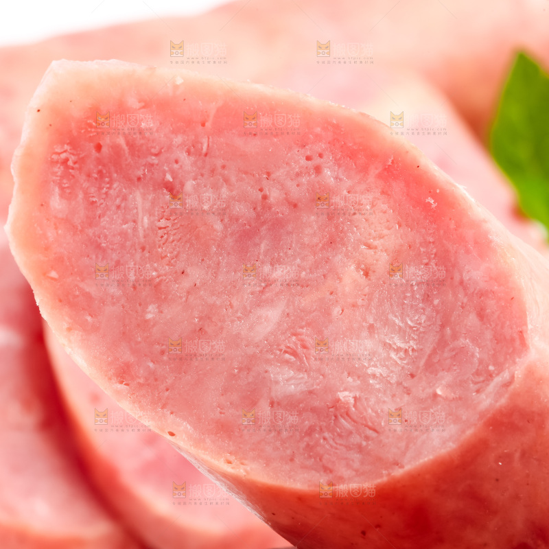 白底上摆放着肉肠