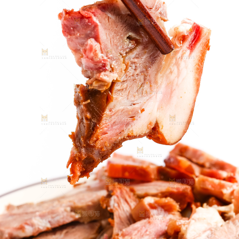 筷子夹着一块卤肉