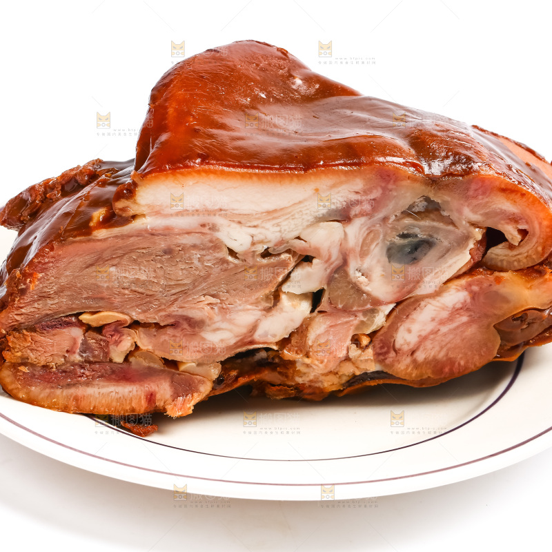 盘子里装着卤肉