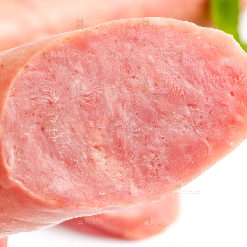白底上摆放着肉肠