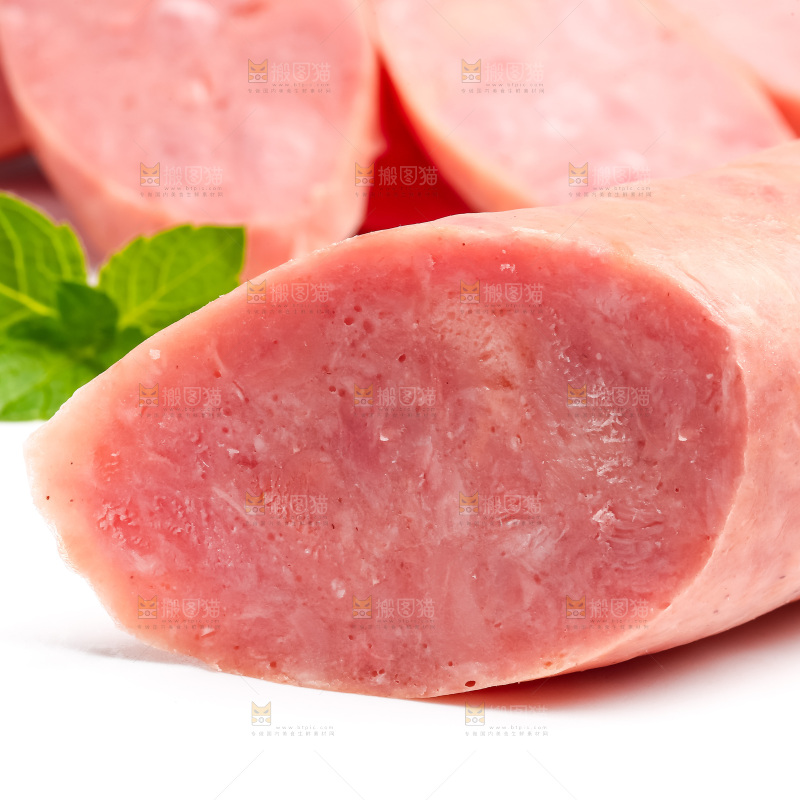 白底上摆放着肉肠