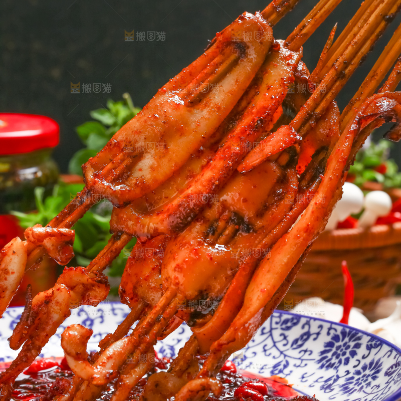 手里拿着一把肉串