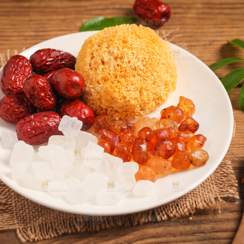 一盘糖水食材放在白底上