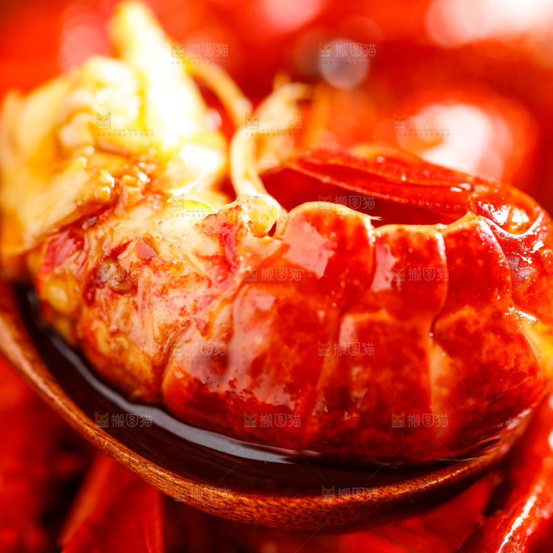 勺子里装着小龙虾