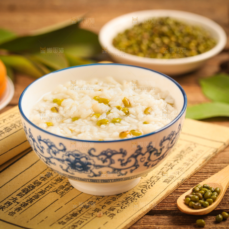 碗里装着绿豆粥