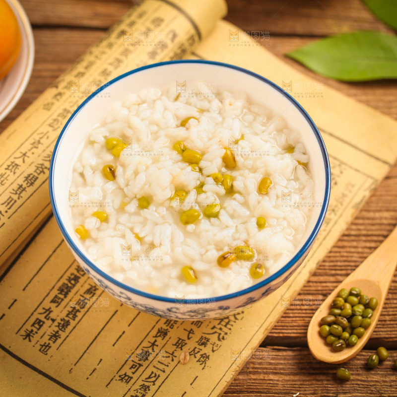 碗里装着绿豆粥