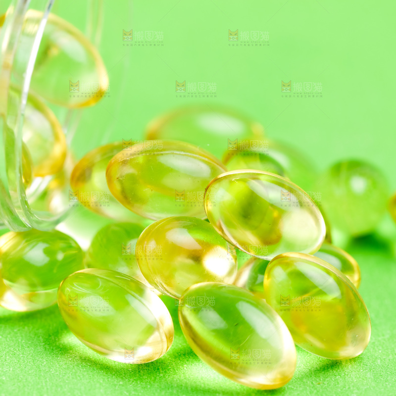 浅底上的鱼油胶囊