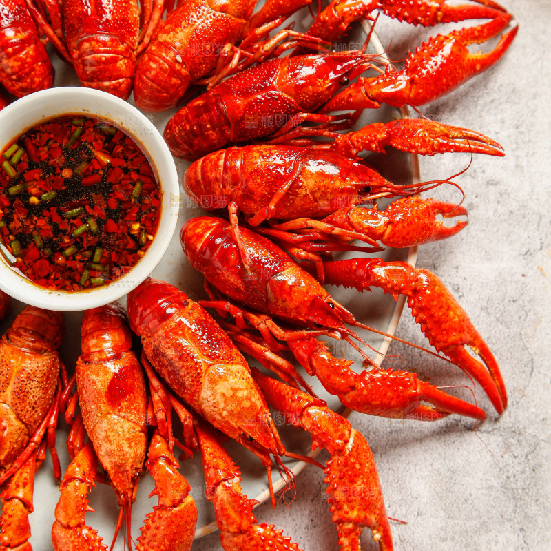 石板上放着一盘小龙虾