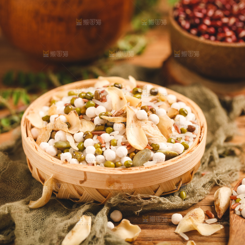 篮子装着八宝粥食材