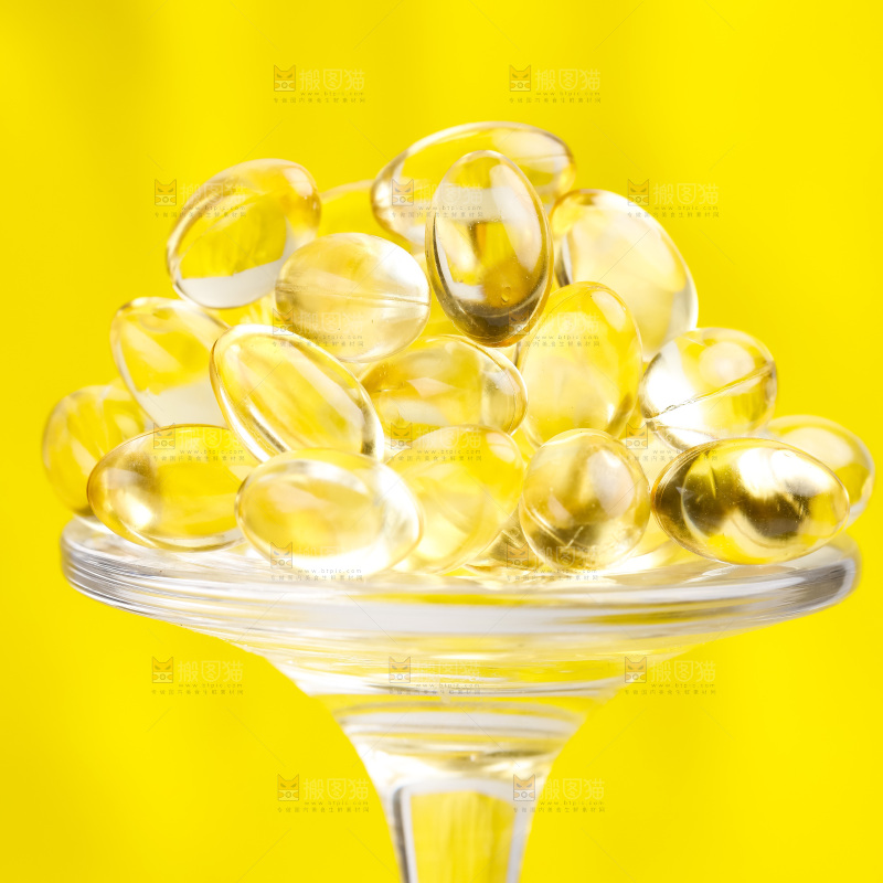 浅底上的鱼油胶囊