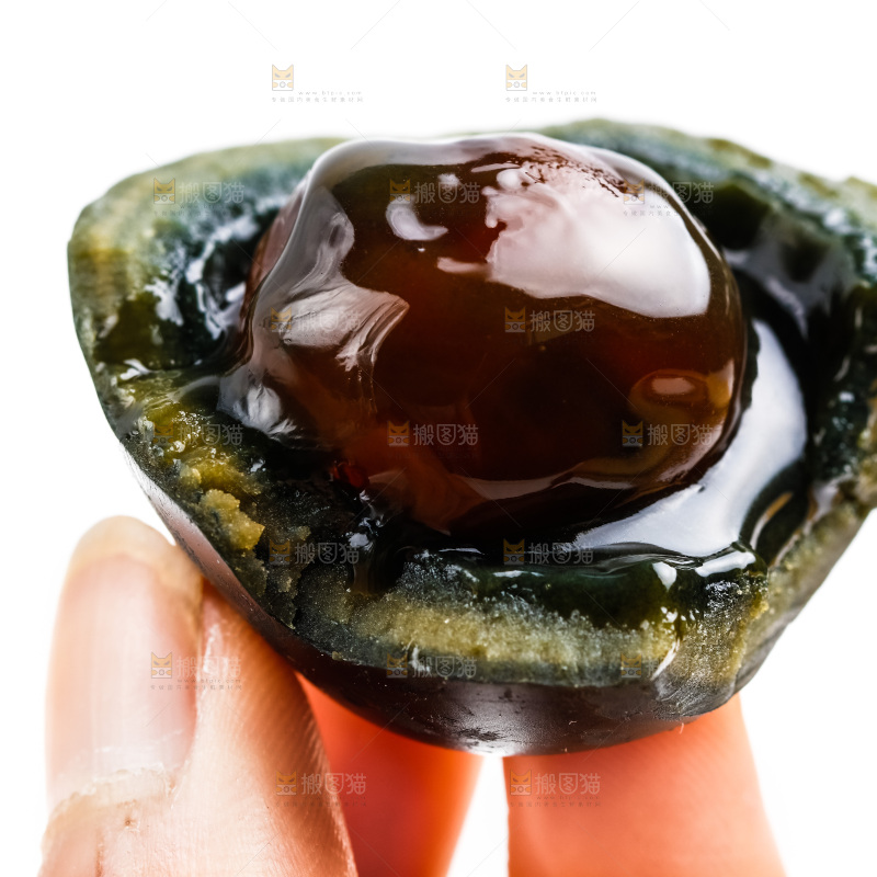 手里拿着皮鸭蛋
