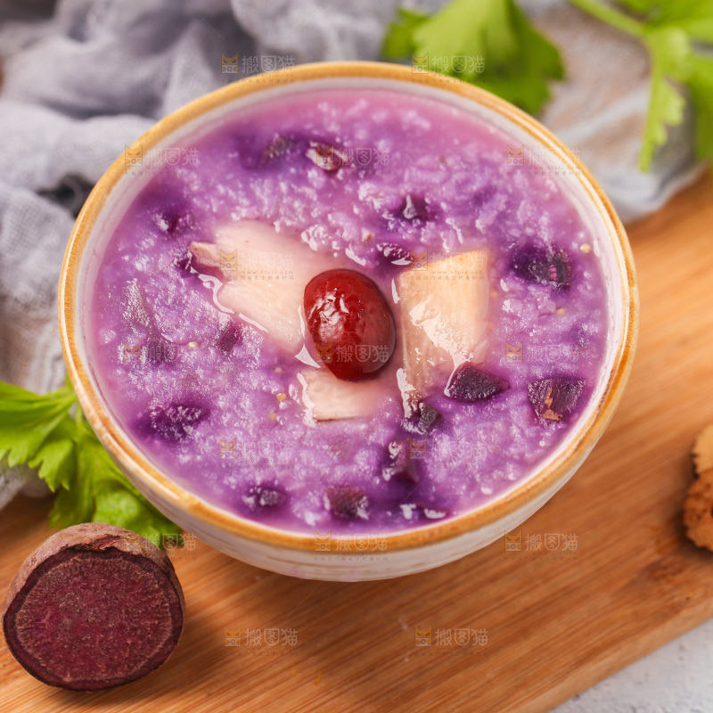 木底上放着一碗紫薯粥