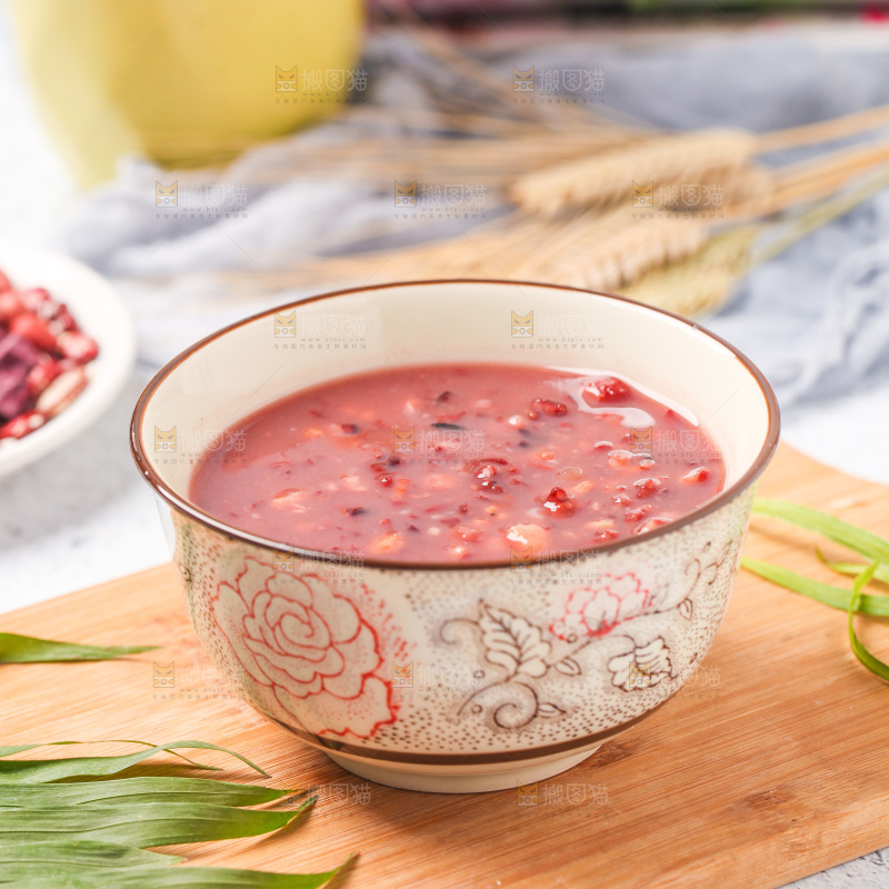 浅底上放着一碗八宝粥