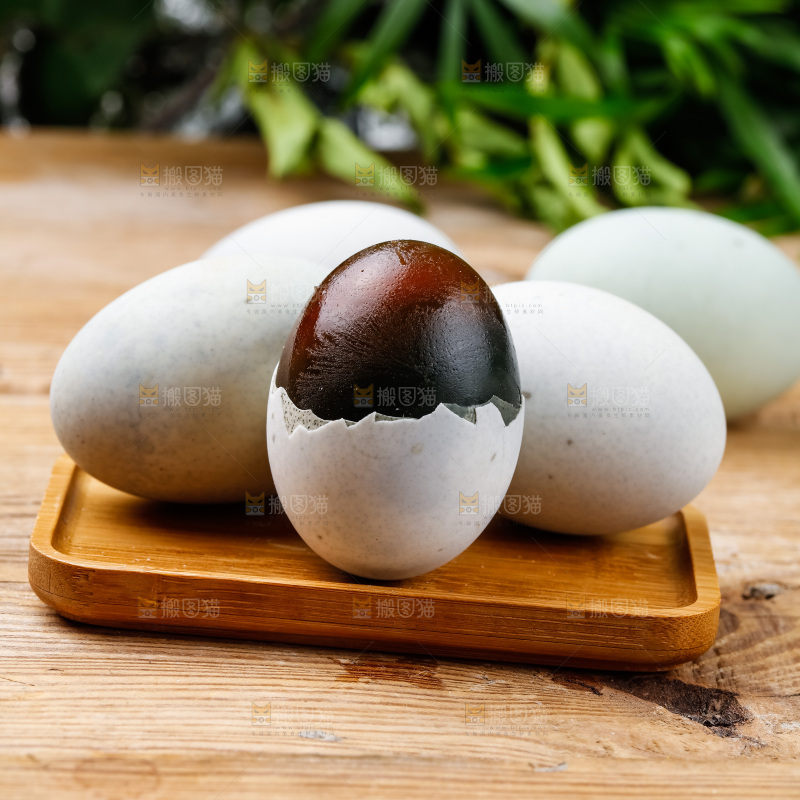 木底上放着松花皮蛋