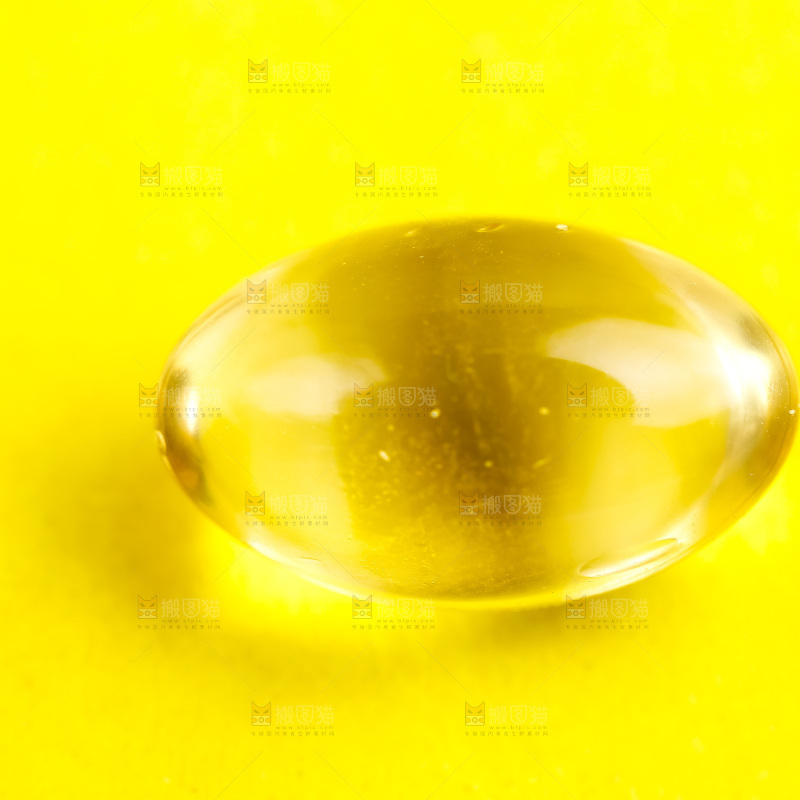 浅底上的鱼油胶囊