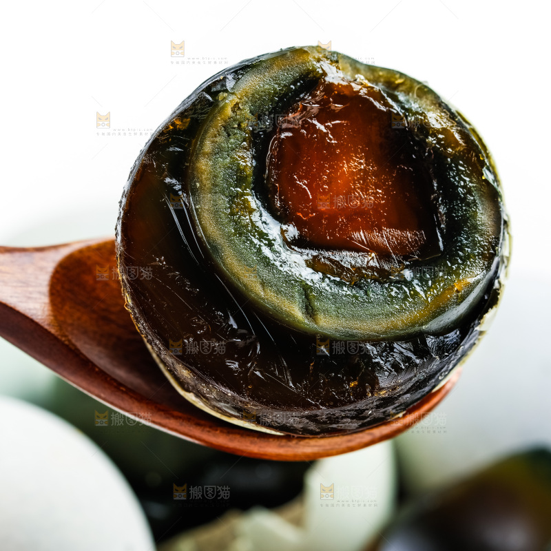 勺子里装着松花皮蛋