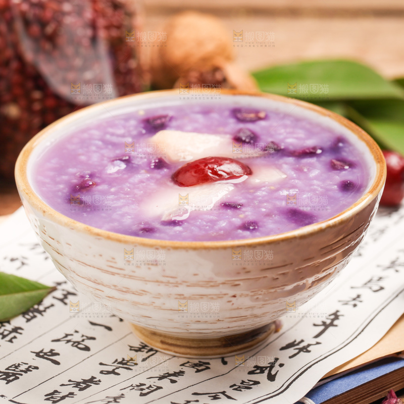 一碗紫薯粥放在木底上