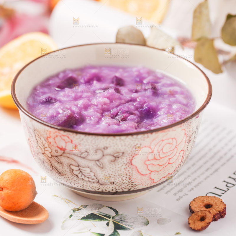 浅底上放着一碗紫薯粥