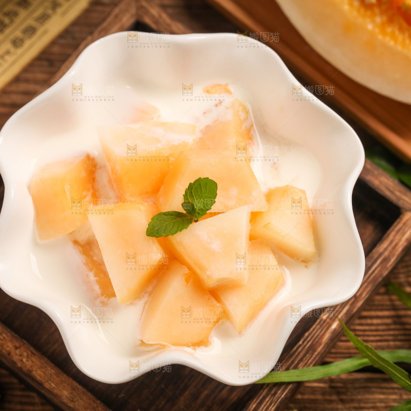 一碗牛奶密瓜放在木底上