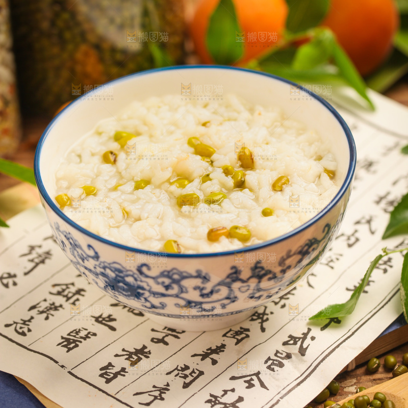 碗里装着绿豆粥