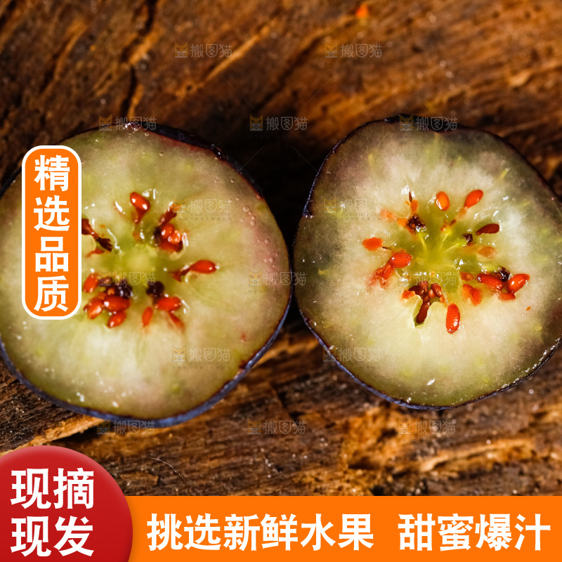 深底上摆放着蓝莓