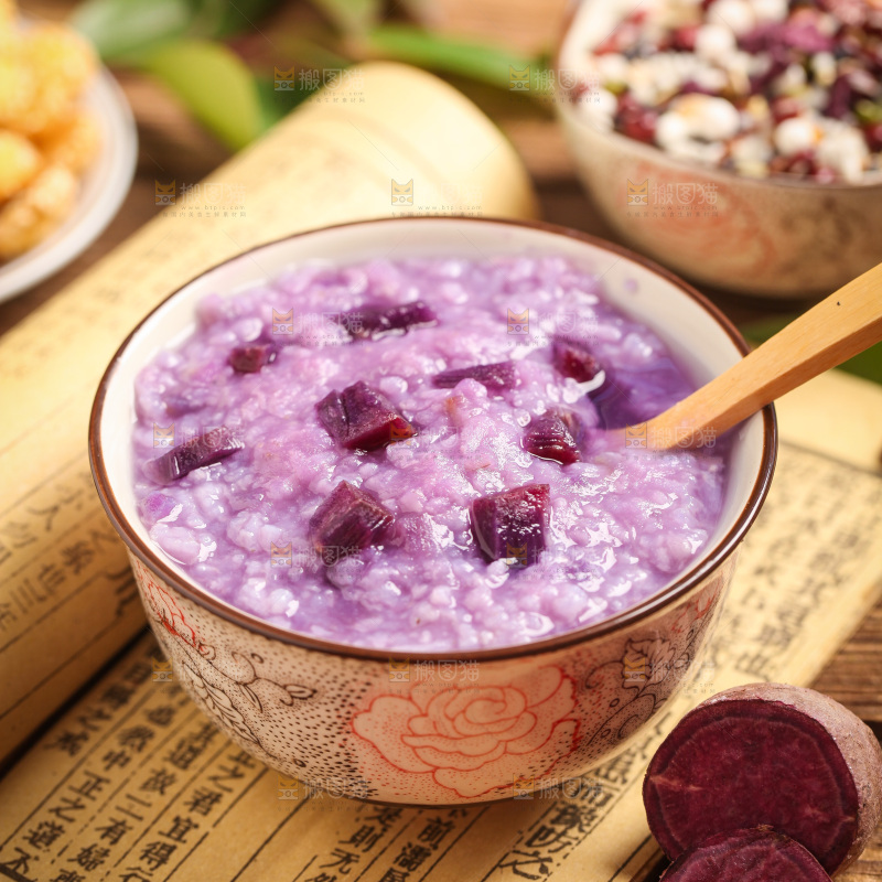 一碗紫薯粥放在木底上