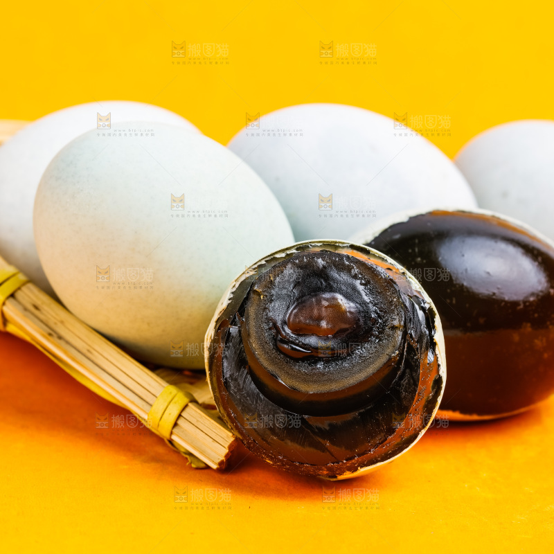 浅底上放着松花皮蛋