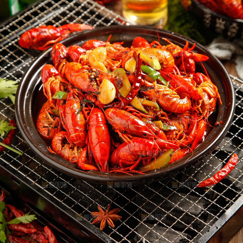 盘子里装着香辣小龙虾