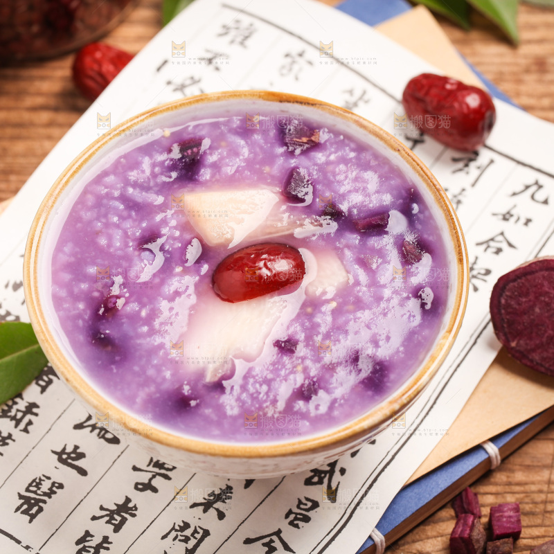 一碗紫薯粥放在木底上